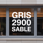 Fenêtre aluminium gris 2900 sablé sur façade contemporaine