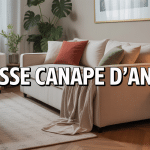 Salon moderne avec housse canapé d'angle beige, coussins colorés